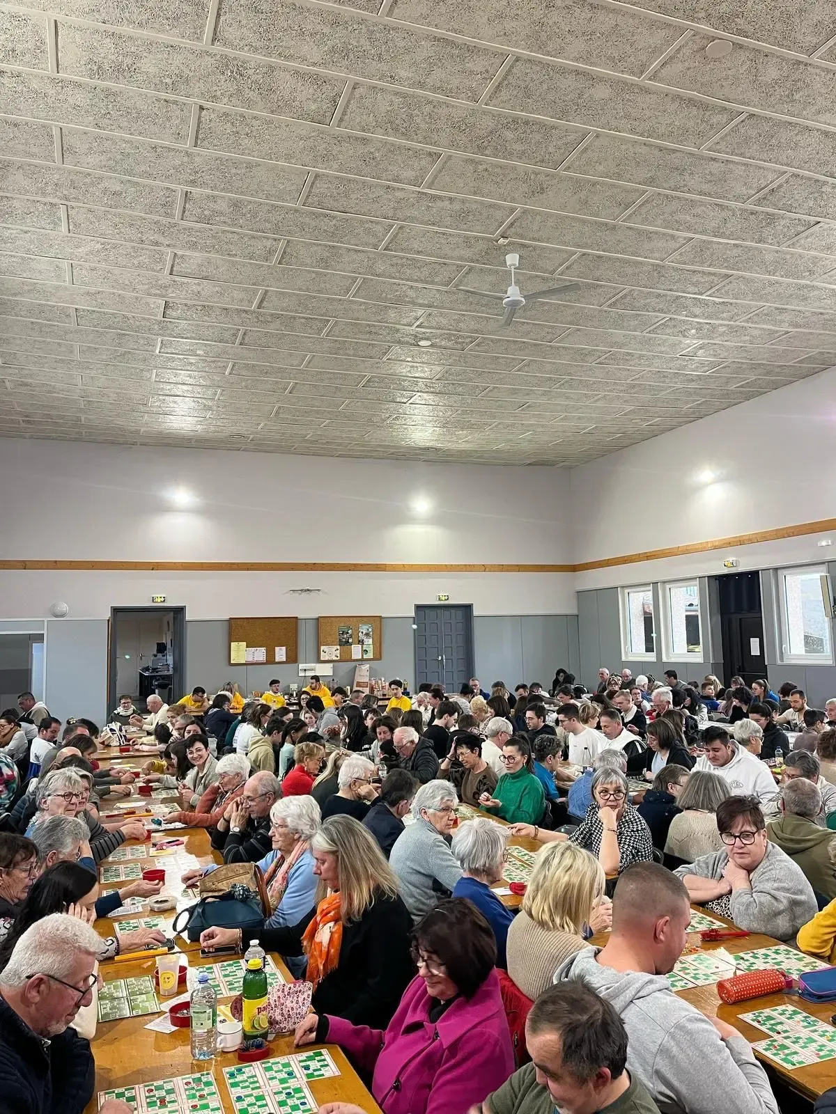 Image de la salle remplie lors du loto